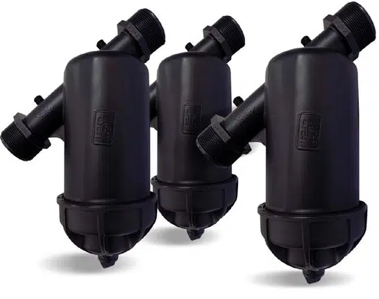 Petit filtre de filtration équipé d'un empilement de disques rainurés qui retiennent les particules solides (sable, algues, boues, impuretés) présentes dans l'eau. Il est souvent utilisé dans les systèmes d'irrigation goutte-à-goutte et les réseaux hydrauliques pour protéger les équipements contre l'encrassement. Les filtres à disque offrent une filtration en profondeur grâce aux rainures des disques empilés.